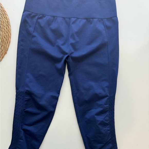 FABLETICS Sync High Waisted Perforated Leggings Size Large‎ - Picture 3 of 8